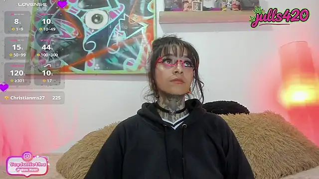 Snapshot of Julls420_ chatting on June 18, 9:14 am Julls420 online show from June 18, 9:14 am