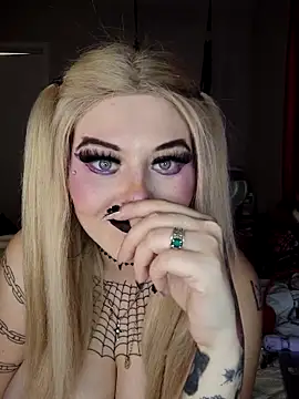 Snapshot of SpiderRose chatting on December 15, 6:01 pm SpiderRose online show from December 15, 6:01 pm