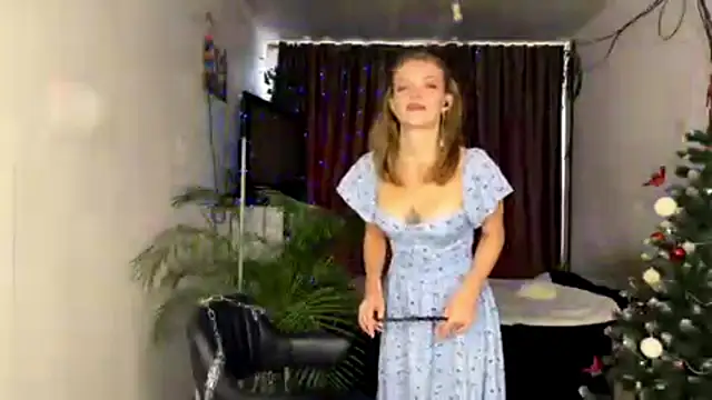 Snapshot of Miss_Monroe chatting on December 20, 8:43 am Miss Monroe online show from December 20, 8:43 am