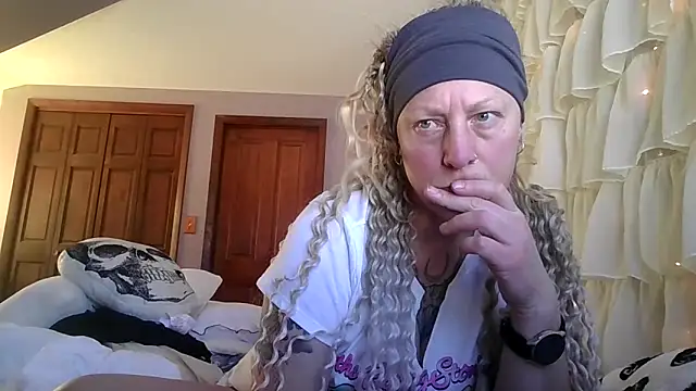 Outdoorchicjj online show from February 6, 8:34 pm