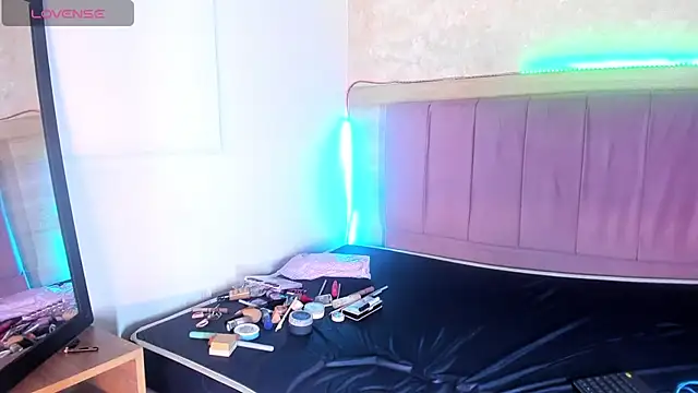 Snapshot of alunnaclarkcm chatting on December 15, 3:33 am alunnaclarkcm online show from December 15, 3:33 am