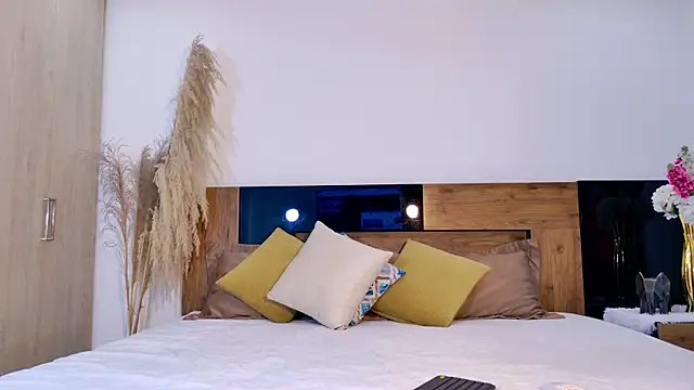 Snapshot of LucyHanks chatting on February 24, 11:19 am LucyHanks online show from February 24, 11:19 am