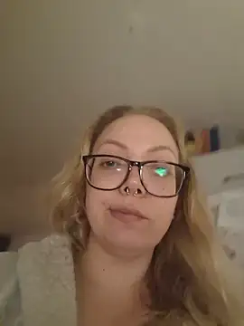 Snapshot of QueenDeluxe chatting on February 21, 10:33 pm QueenDeluxe online show from February 21, 10:33 pm