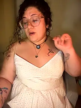 Snapshot of VanesssaMilf_ chatting on February 13, 2:18 am VanesssaMilf online show from February 13, 2:18 am