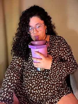 Snapshot of VanesssaMilf_ chatting on February 14, 11:12 pm VanesssaMilf online show from February 14, 11:12 pm