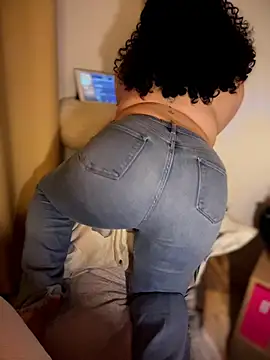 Snapshot of VanesssaMilf_ chatting on February 22, 2:56 am VanesssaMilf online show from February 22, 2:56 am