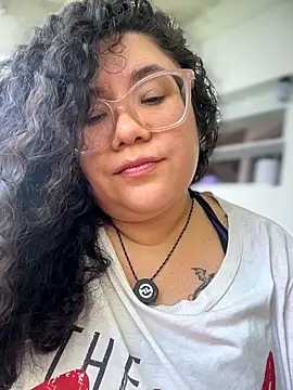 Snapshot of VanesssaMilf_ chatting on March 15, 3:29 pm VanesssaMilf online show from March 15, 3:29 pm