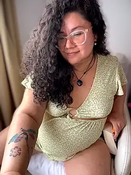 Snapshot of VanesssaMilf_ chatting on March 25, 3:40 pm VanesssaMilf online show from March 25, 3:40 pm