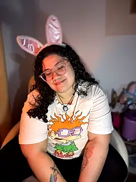 Snapshot of VanesssaMilf_ chatting on April 4, 6:44 am VanesssaMilf online show from April 4, 6:44 am