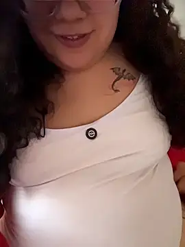 Snapshot of VanesssaMilf_ chatting on April 6, 10:22 pm VanesssaMilf online show from April 6, 10:22 pm