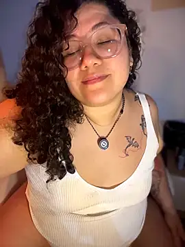 Snapshot of VanesssaMilf_ chatting on April 8, 12:32 am VanesssaMilf online show from April 8, 12:32 am