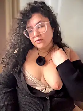 Snapshot of VanesssaMilf_ chatting on April 14, 12:11 pm VanesssaMilf online show from April 14, 12:11 pm