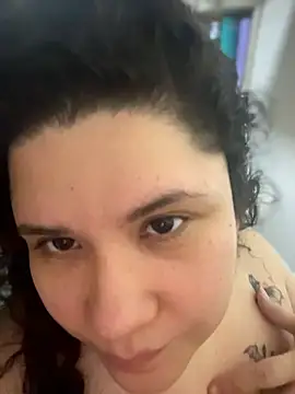 Snapshot of VanesssaMilf_ chatting on April 16, 12:44 am VanesssaMilf online show from April 16, 12:44 am