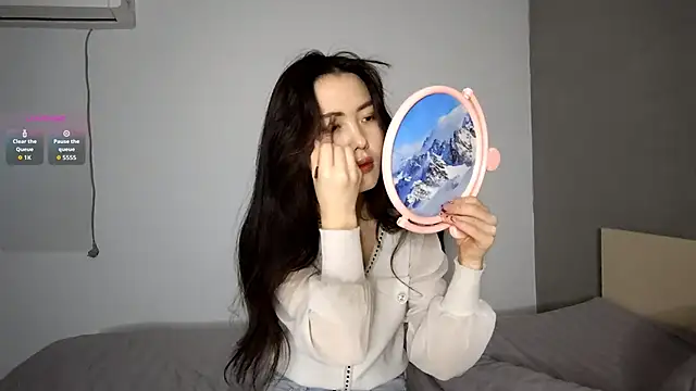 OleneBouras online show from December 14, 9:25 am