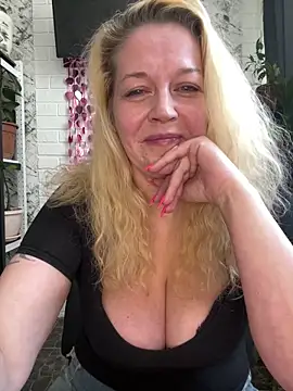 JenniferCarmen online show from February 16, 9:05 am