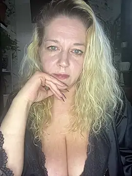 JenniferCarmen online show from April 6, 8:15 am