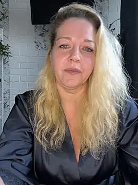 JenniferCarmen online show from April 15, 7:04 am