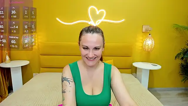 Snapshot of LisaAmoree chatting on July 7, 1:30 am LisaAmoree online show from July 7, 1:30 am
