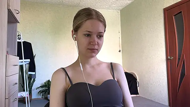 ZaidaSchwarten online show from May 24, 5:23 am