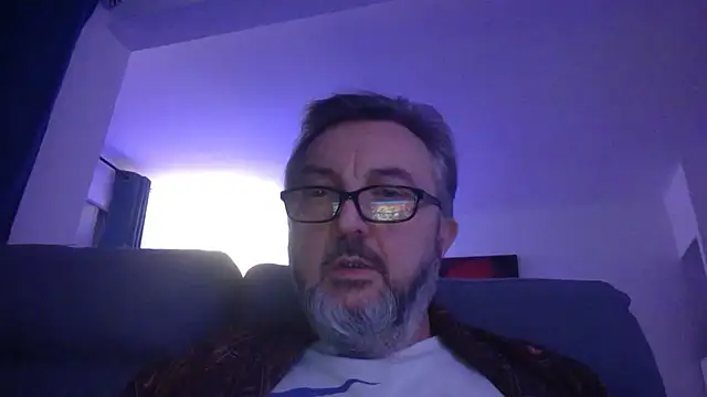 Snapshot of Esteban0613 chatting on December 17, 9:43 pm Esteban0613 online show from December 17, 9:43 pm