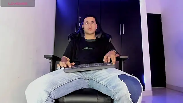 Liam Mateo online show from March 23, 2:37 am