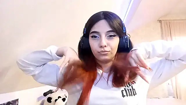 KizzieSchronce online show from December 15, 9:46 am