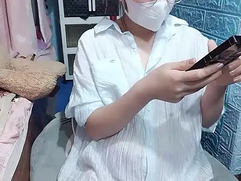 Snapshot of Yumi69 chatting on December 16, 4:12 pm Yumi69 online show from December 16, 4:12 pm