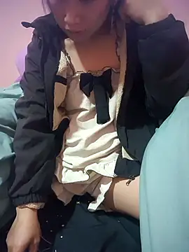 Snapshot of Layyla99 chatting on December 14, 12:54 pm Layyla99 online show from December 14, 12:54 pm