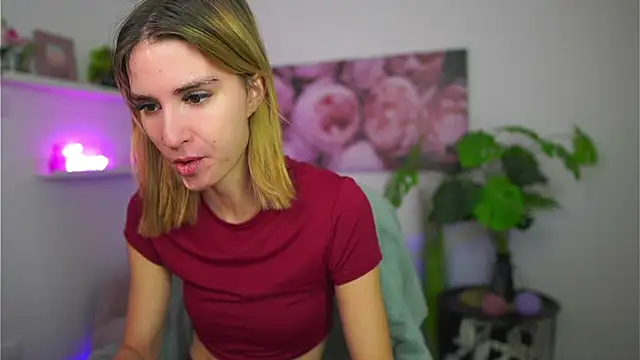 Snapshot of _Bella_Young chatting on December 15, 2:10 pm Bella Young online show from December 15, 2:10 pm