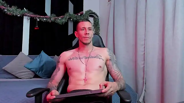 Snapshot of J_king__ chatting on December 16, 8:36 pm J king online show from December 16, 8:36 pm