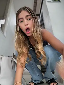Snapshot of Valeria-escobar chatting on May 24, 12:32 pm Valeria-escobar online show from May 24, 12:32 pm