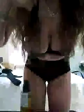 Snapshot of NovaMia chatting on February 5, 7:35 am NovaMia online show from February 5, 7:35 am