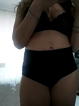 Snapshot of NovaMia chatting on February 18, 10:44 am NovaMia online show from February 18, 10:44 am