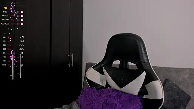 hotcami s online show from April 1, 4:35 am