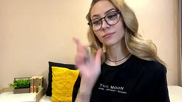 Snapshot of sun_under_skyy chatting on December 18, 10:21 am sun under skyy online show from December 18, 10:21 am