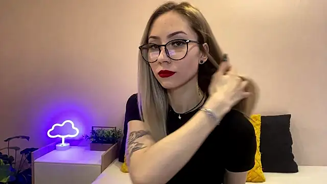 Snapshot of sun_under_skyy chatting on December 19, 9:27 am sun under skyy online show from December 19, 9:27 am