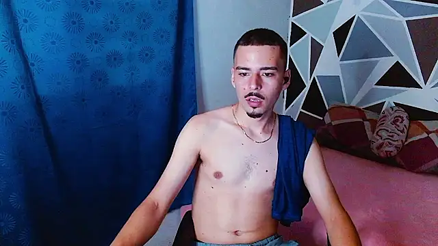 Snapshot of andyyboy chatting on January 14, 1:28 pm andyyboy online show from January 14, 1:28 pm