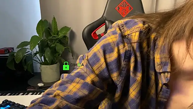 Snapshot of CloudLightt chatting on December 16, 11:37 am CloudLightt online show from December 16, 11:37 am