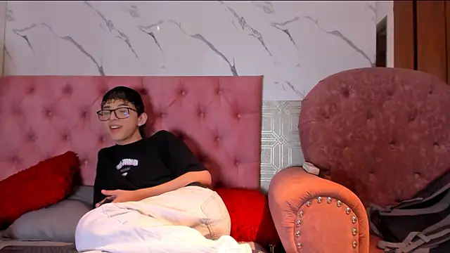 Snapshot of double_temptation2 chatting on December 16, 8:03 pm double temptation2 online show from December 16, 8:03 pm