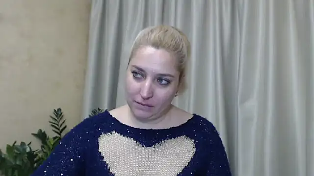 Snapshot of sweetpussy13 chatting on December 4, 10:46 am sweetpussy13 online show from December 4, 10:46 am