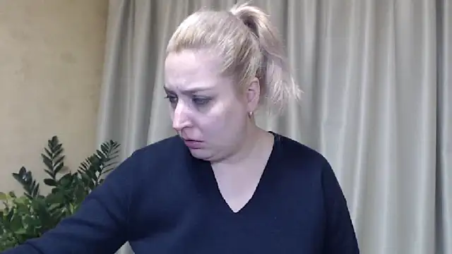Snapshot of sweetpussy13 chatting on February 6, 6:51 am sweetpussy13 online show from February 6, 6:51 am