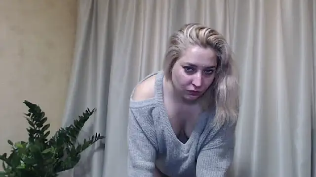 Snapshot of sweetpussy13 chatting on February 20, 6:50 am sweetpussy13 online show from February 20, 6:50 am