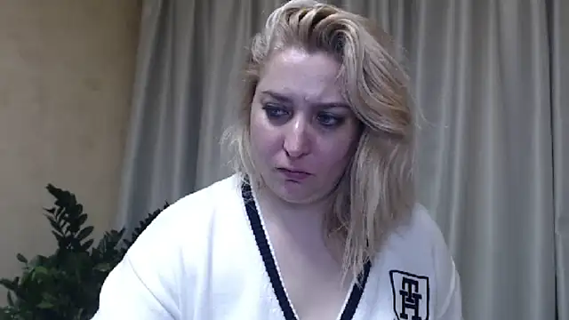Snapshot of sweetpussy13 chatting on March 14, 9:35 am sweetpussy13 online show from March 14, 9:35 am