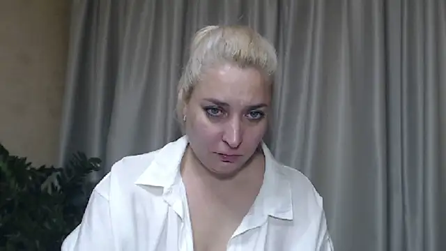 Snapshot of sweetpussy13 chatting on September 9, 5:29 am sweetpussy13 online show from September 9, 5:29 am