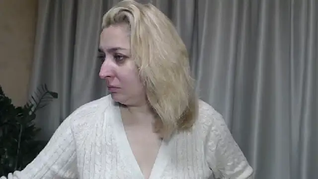 Snapshot of sweetpussy13 chatting on October 10, 6:01 am sweetpussy13 online show from October 10, 6:01 am