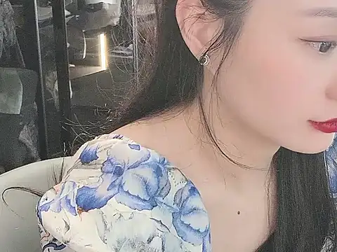 lisachen13 online show from December 15, 7:01 am