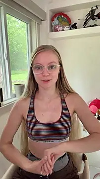 Snapshot of emmasky69 chatting on May 21, 4:36 pm emmasky69 online show from May 21, 4:36 pm