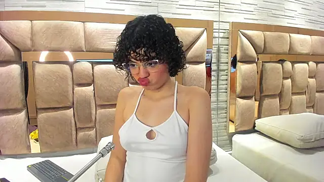 chloe cortez online show from December 18, 12:49 am