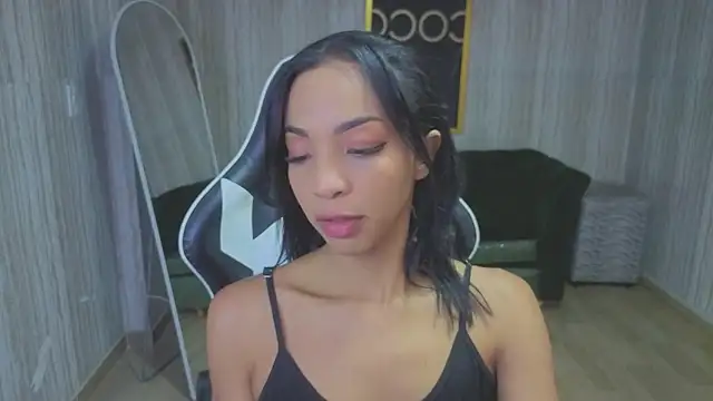 Snapshot of luna_meow_t chatting on February 17, 8:04 pm luna meow t online show from February 17, 8:04 pm