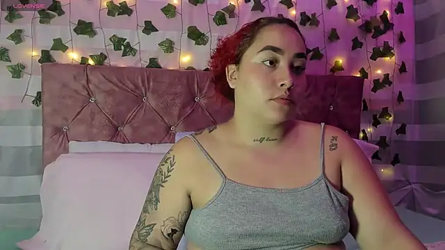 Snapshot of Ayla-marttinez chatting on June 19, 12:15 am Ayla-marttinez online show from June 19, 12:15 am